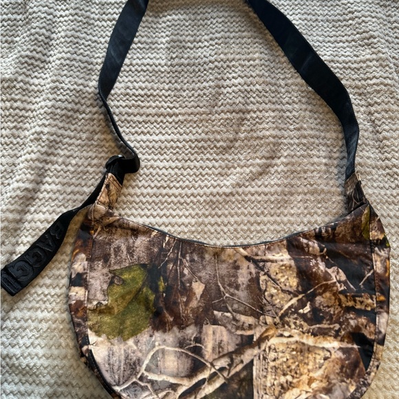 BAGGU Camo Medium Cresent - Picture 2 of 4